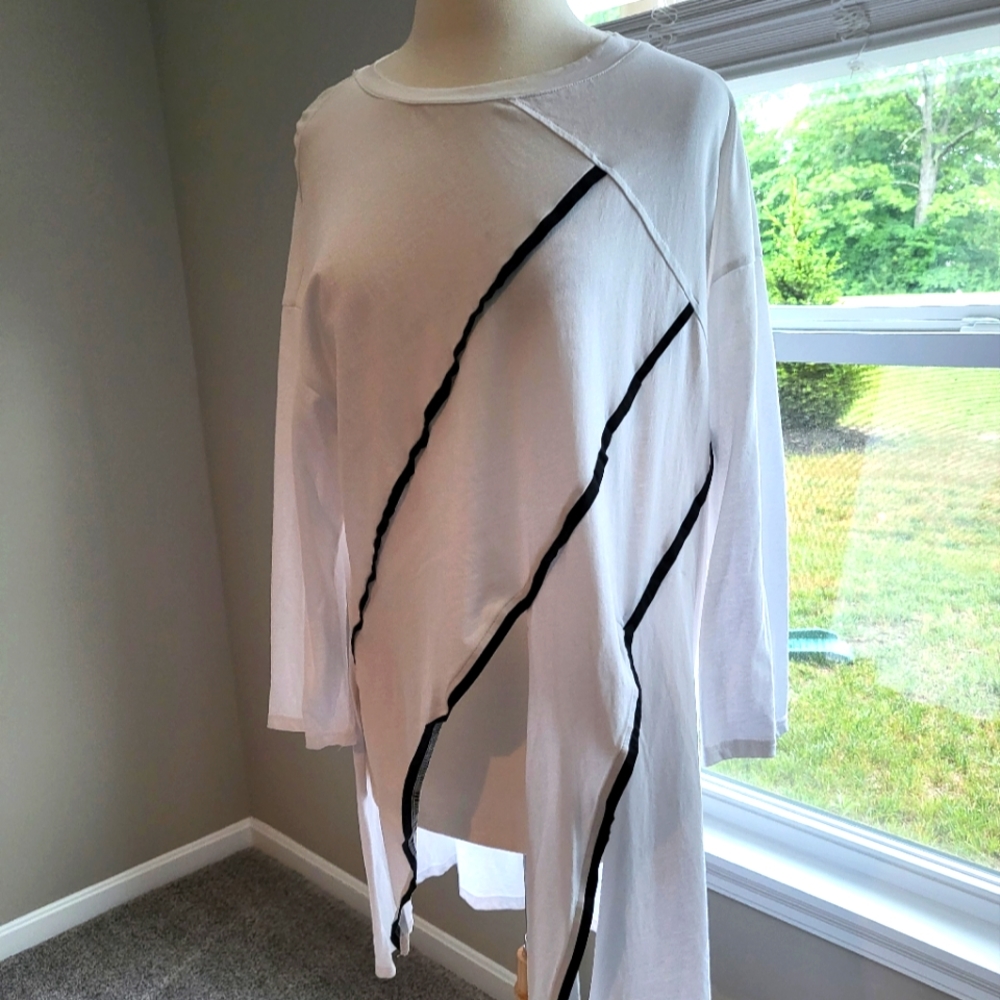 C t – T” White Carwash Tunic with Black Piping (One Size)